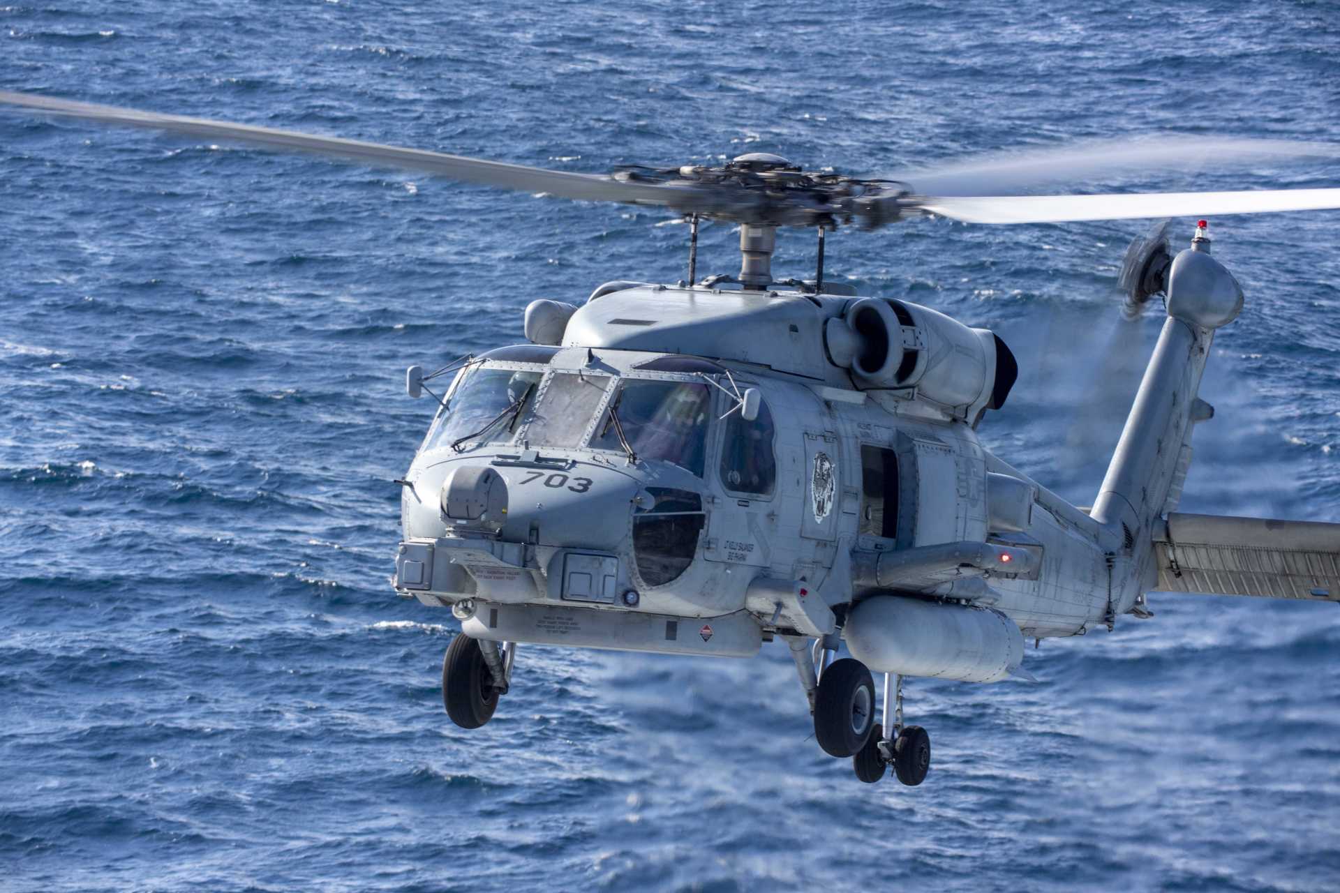 闪光信息：美国海军MH-60R海鹰直升机首次击落飞行中的空中无人机
