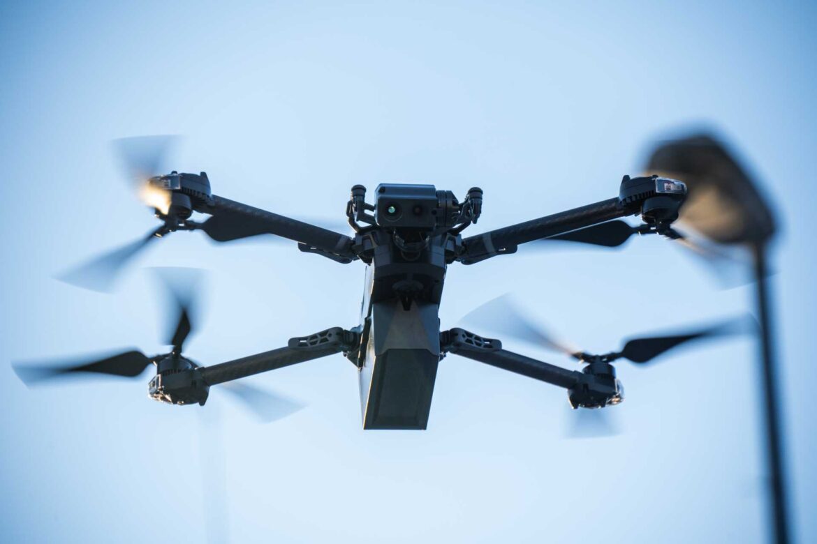 美国陆军使用新型 Skydio X2D 无人机增强战术侦察能力