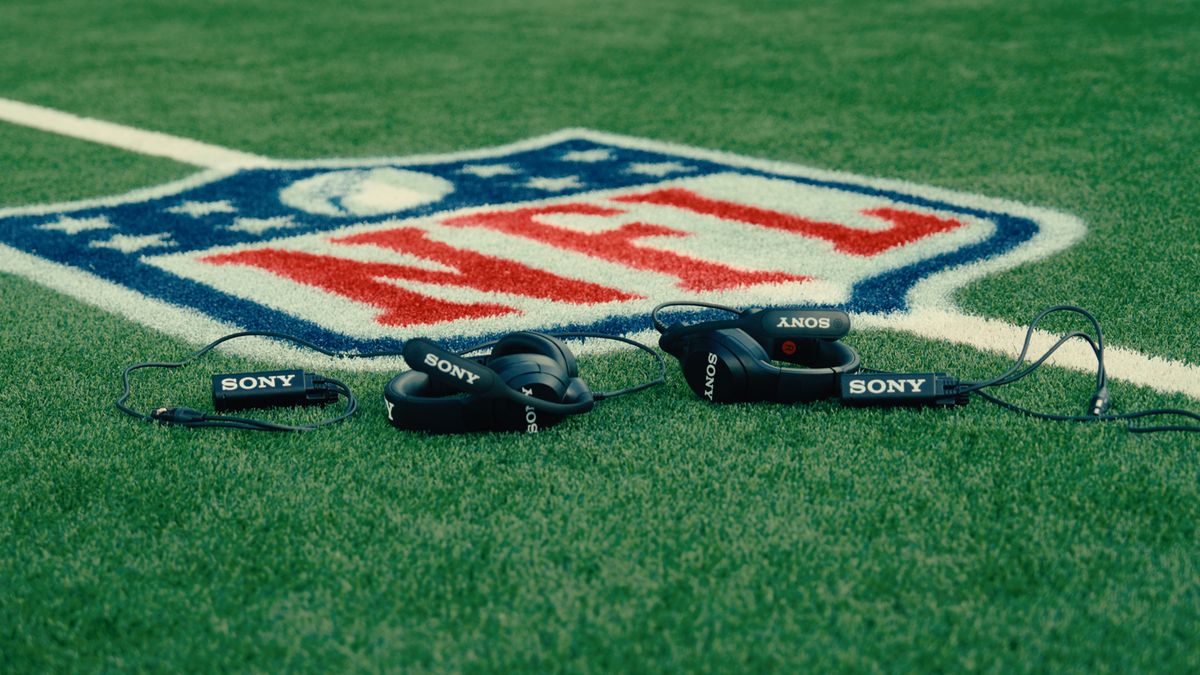 我刚刚第一次看到了索尼制造的 NFL 教练耳机，它正在开发中
