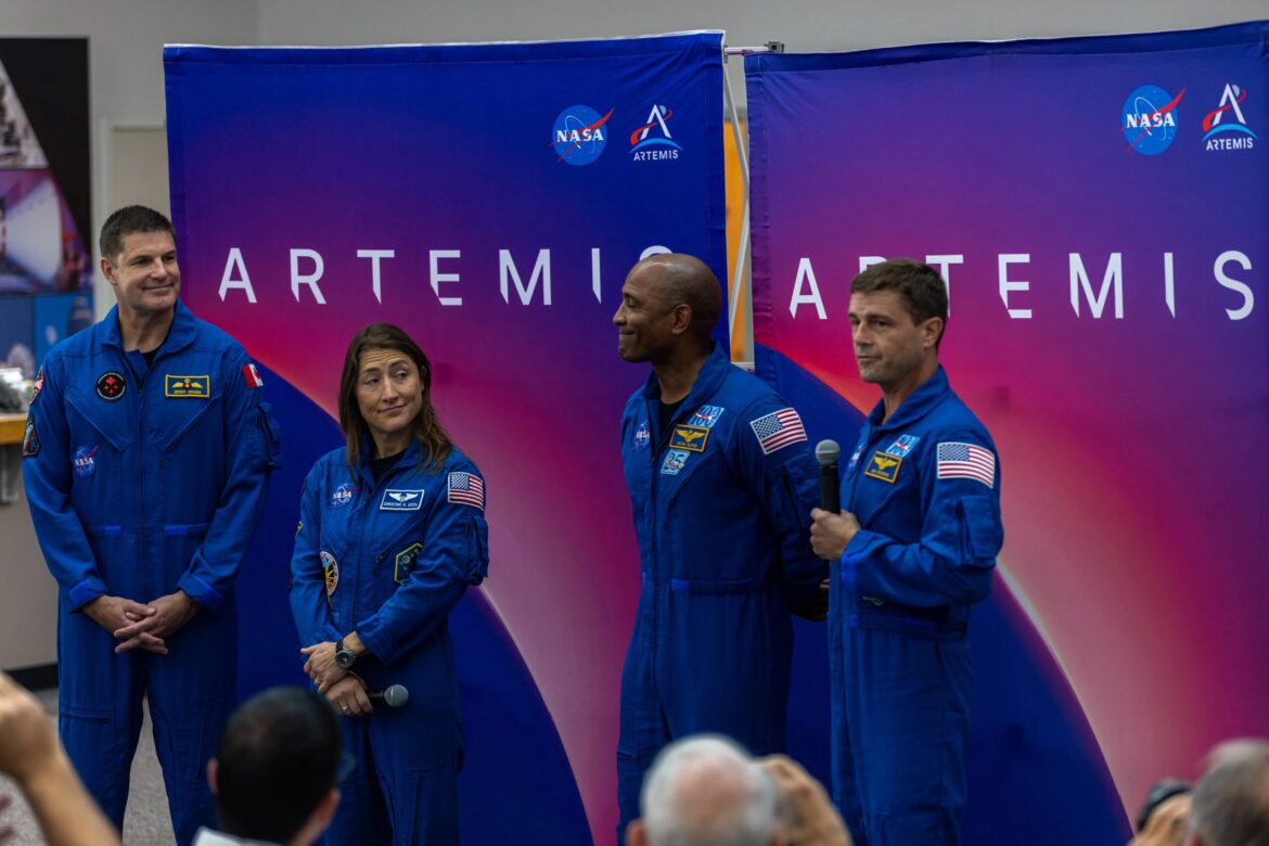 NASA将执行载人绕月飞行任务