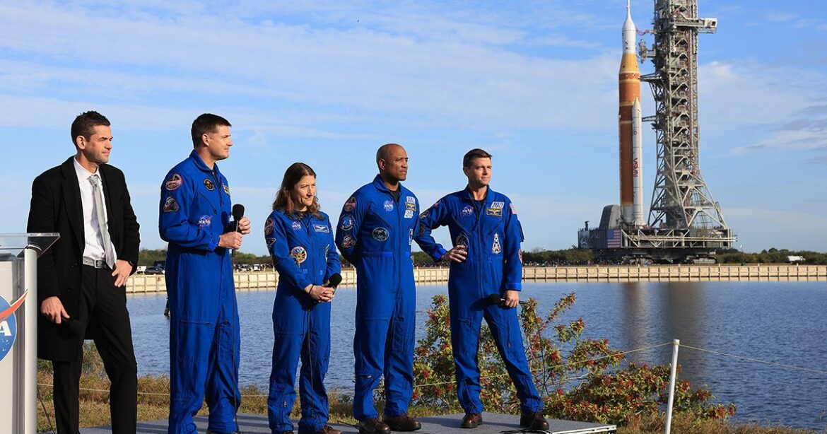 NASA将Artemis II火箭运至发射台，准备载人登月
