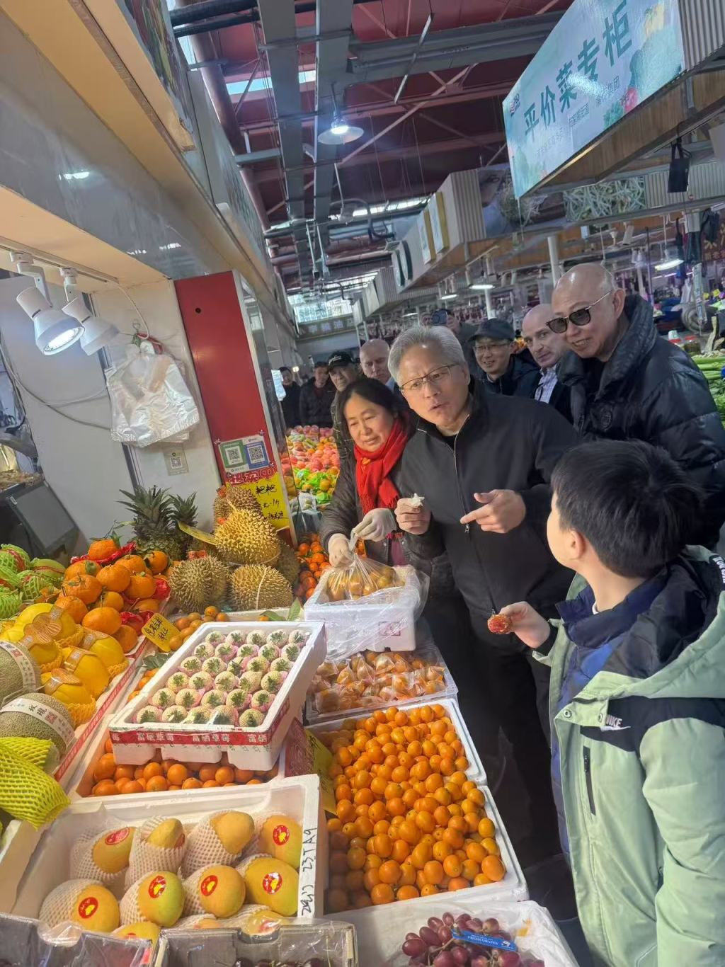 黄仁勋现身上海菜市场，将出席英伟达年会