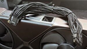 出现连接器熔化的 RTX 5090 FE 的第一份可靠报告——第三方电缆可能导致