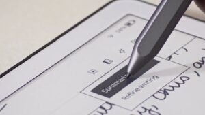 您的 Kindle Scribe 刚刚成为更好的笔记电子阅读器，并承诺现在广泛推出 AI 功能