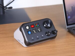 这款 10 合 1 USB-C 集线器采用 LCD 宏键盘、8K HDMI、以太网等功能，可移动 Elgato
