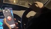 优步司机在乘车过程中手里拿着手机给女儿打电话的瞬间……在方向盘后面祝她生日快乐