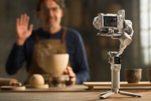 DJI 的 RS4 Mini 稳定器现在可以自动跟踪被摄体