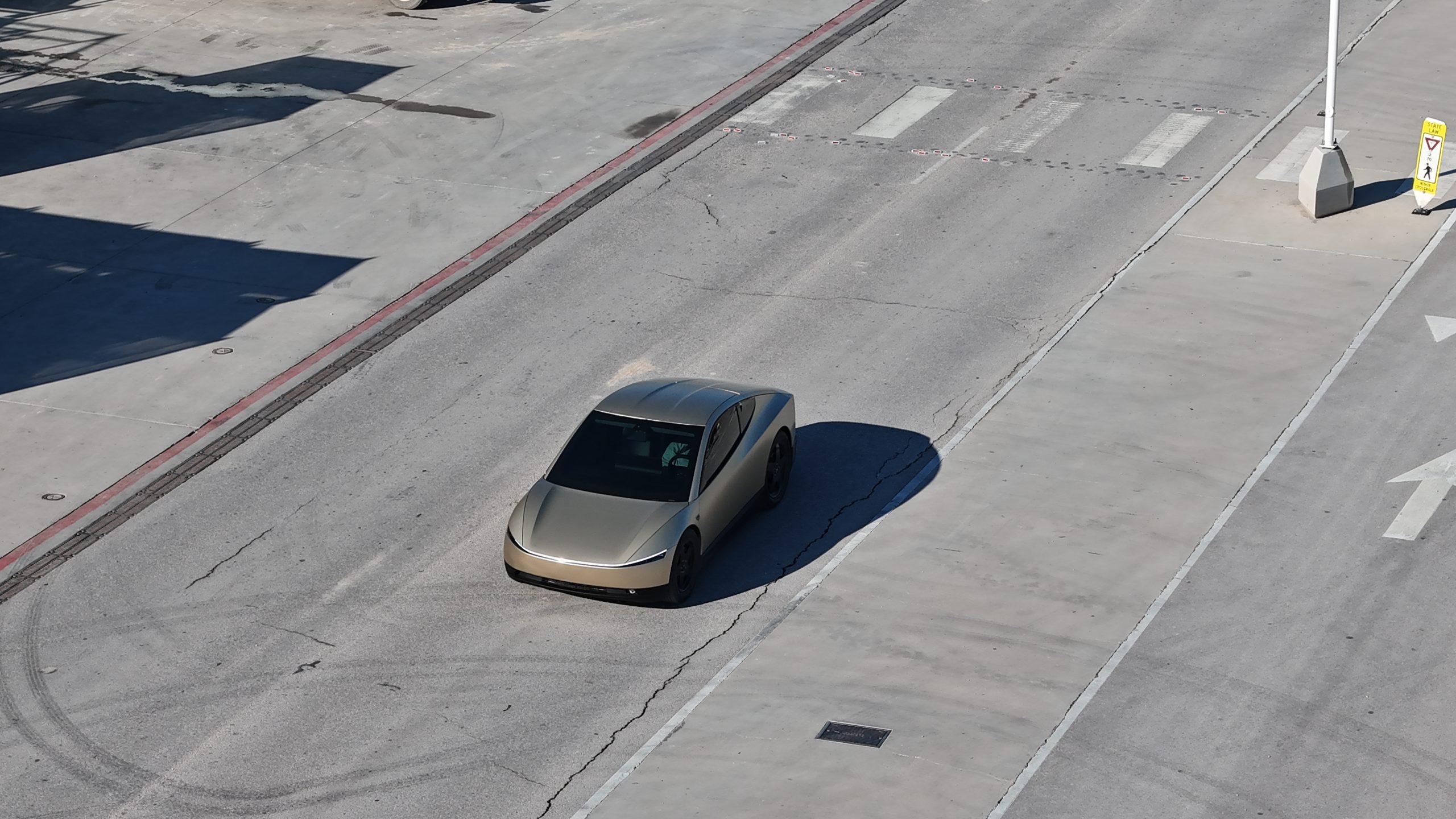 特斯拉 Cybercabs 在 Giga Texas 看到用方向盘进行测试