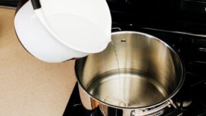 需要蒸馏水吗？以下是在紧要关头制作自己的方法