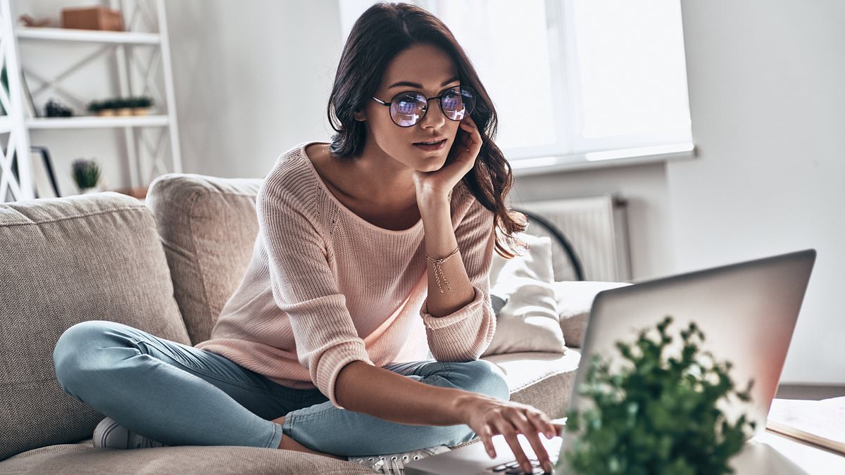 随着 Wfh 时代的消逝，十分之九的英国员工被迫重返办公室……尽管“feet-up Fridays”仍然强劲