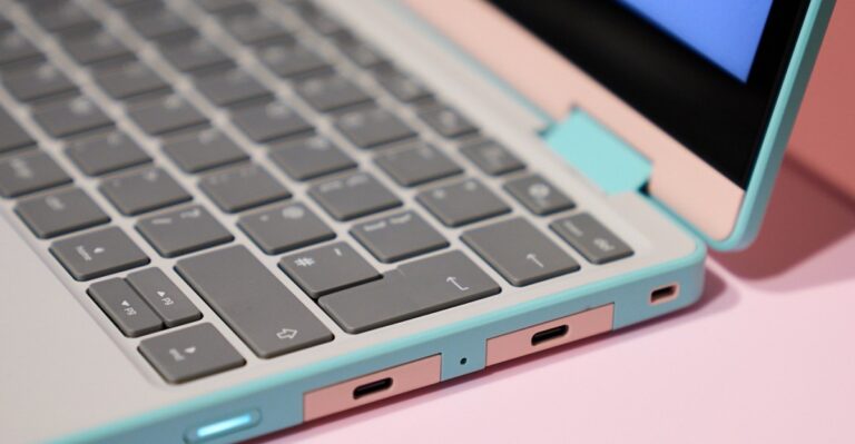 薄荷色和粉红色：仔细观察后空翻的 Framework Laptop 12