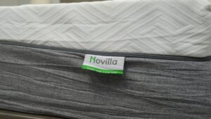 Novilla Bliss 记忆海绵床垫评论 2025：经专家测试的记忆海绵爱好者的经济实惠的床