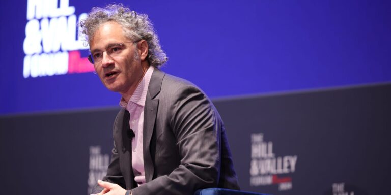 Palantir 首席执行官亚历克斯·卡普 （Alex Karp） 表示，特朗普做得很好，应该给企业家上一课