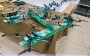 俄罗斯人一起猛烈抨击 FPV 制造 Frankenstein 重型无人机
