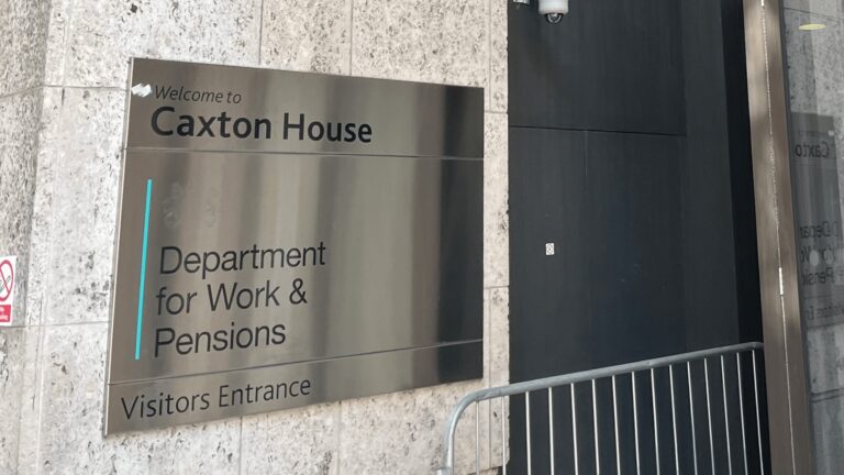 DWP 后的警告揭示了它如何使用 AI 来制定福利决策