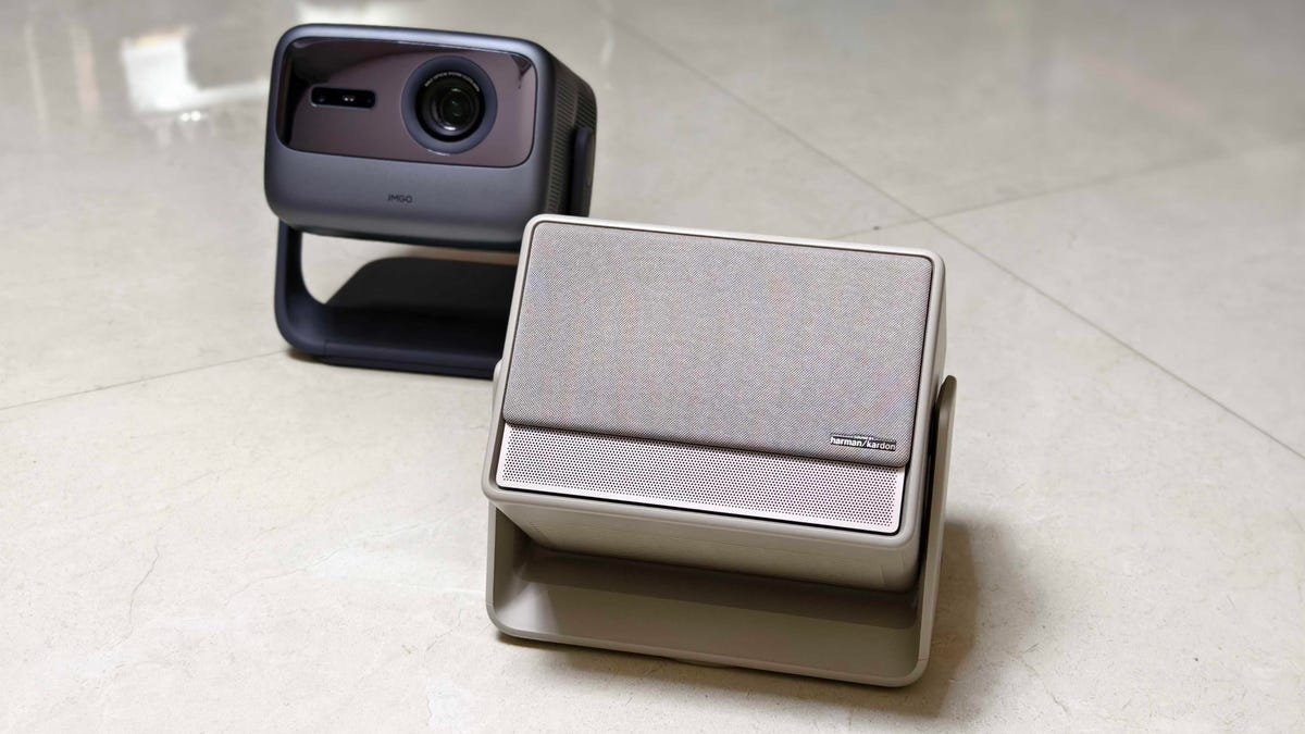 我测试了这款小型 4K 投影仪，它的亮度足以取代我的电视