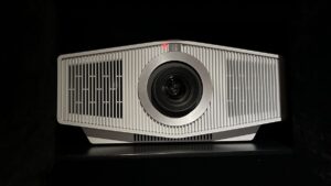 我测试了索尼的 Bravia Projector 8，其一流的运动处理和超低的输入延迟使其非常适合游戏