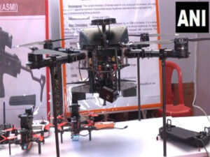 印度军队在 IIT Jammu 博览会上展示“Kamikaze”无人机