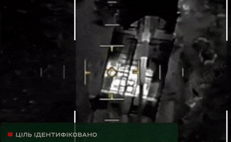 一架乌克兰夜间无人机刚刚炸毁了一门朝鲜“神奇武器”榴弹炮，该榴弹炮支持俄罗斯坦克军涉水奥斯基尔河