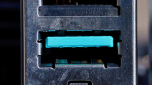 为什么有些 USB 端口是蓝绿色的，它们与蓝色有何不同？