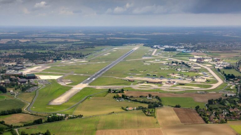 国防部面临越来越大的压力，要求调查俄罗斯与英国皇家空军基地无人机目击事件的联系