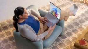 在网上看到那些关于必须登录您的 Microsoft 帐户才能使用 Windows 11 的记事本应用程序的投诉吗？这都是一堆热气