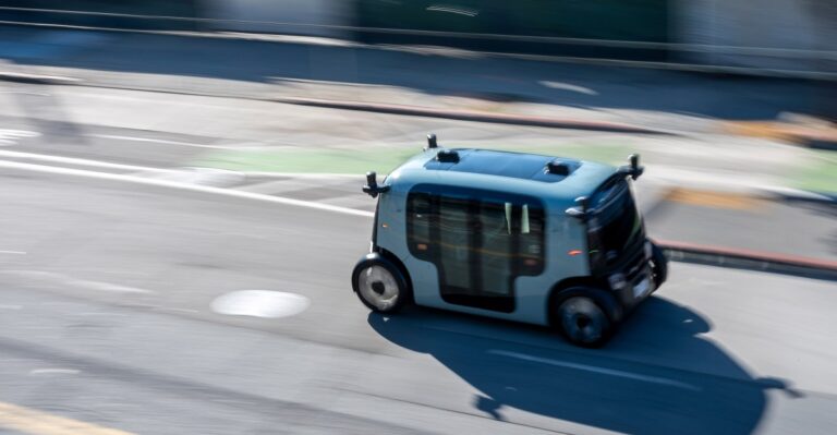 Zoox robotaxi 动手实践：安全但滞后