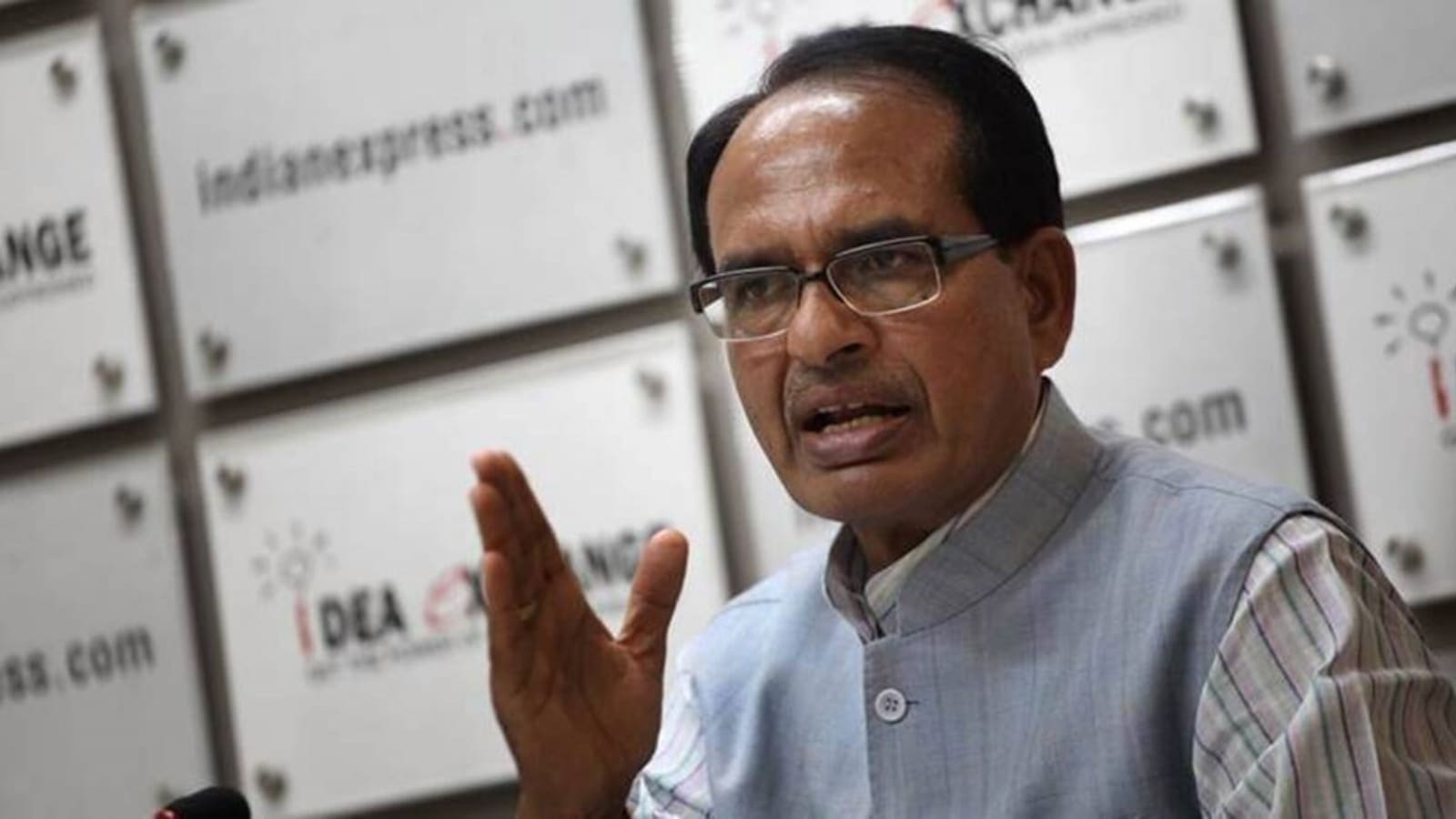 Chouhan 在飞机上座位“坏了”，AI 开始探测;航空部长寻求采取行动