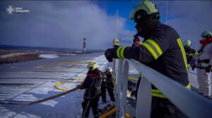 乌克兰救援人员继续处理俄罗斯对切尔诺贝利核电站的袭击后遗症