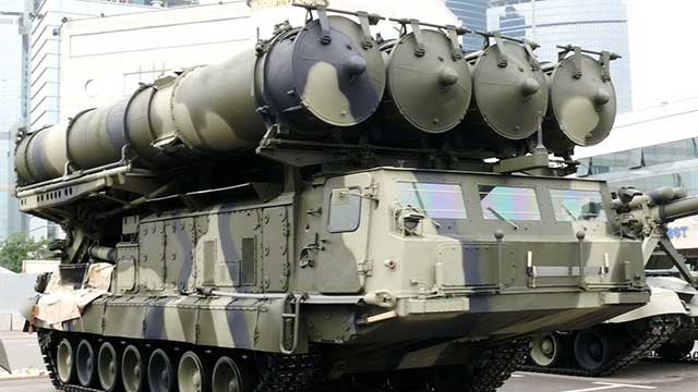 乌克兰在扎波罗热闪电战中击中了罕见的俄罗斯 S-300V4 TELAR