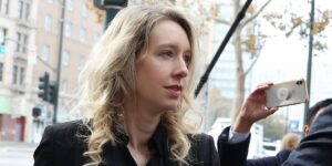Theranos 创始人伊丽莎白·霍姆斯 （Elizabeth Holmes） 的监狱生活：每小时 31 美分的文员，教法语，读《哈利波特》