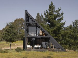 Shelter 45 带来倾斜的建筑，与自然融为一体