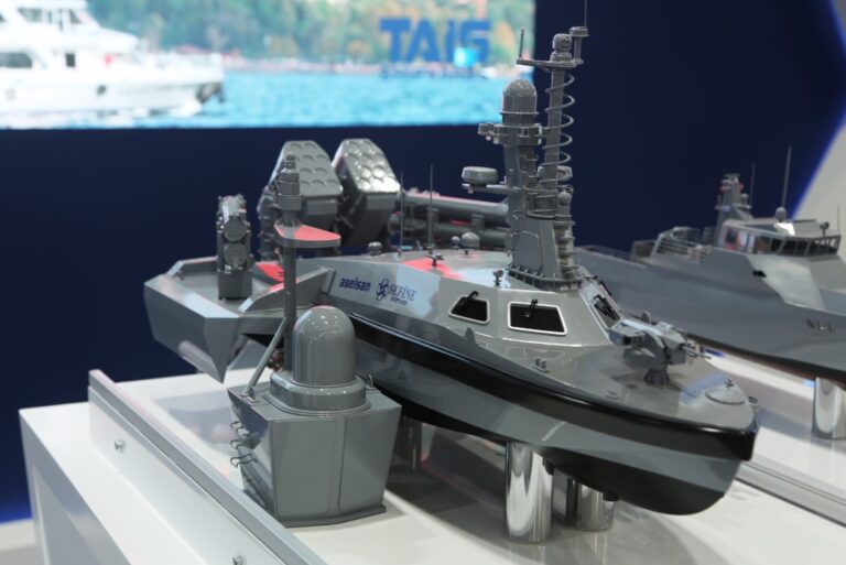 IDEX 2025 – 土耳其推出单体船和三体船配置的 Marlin USV