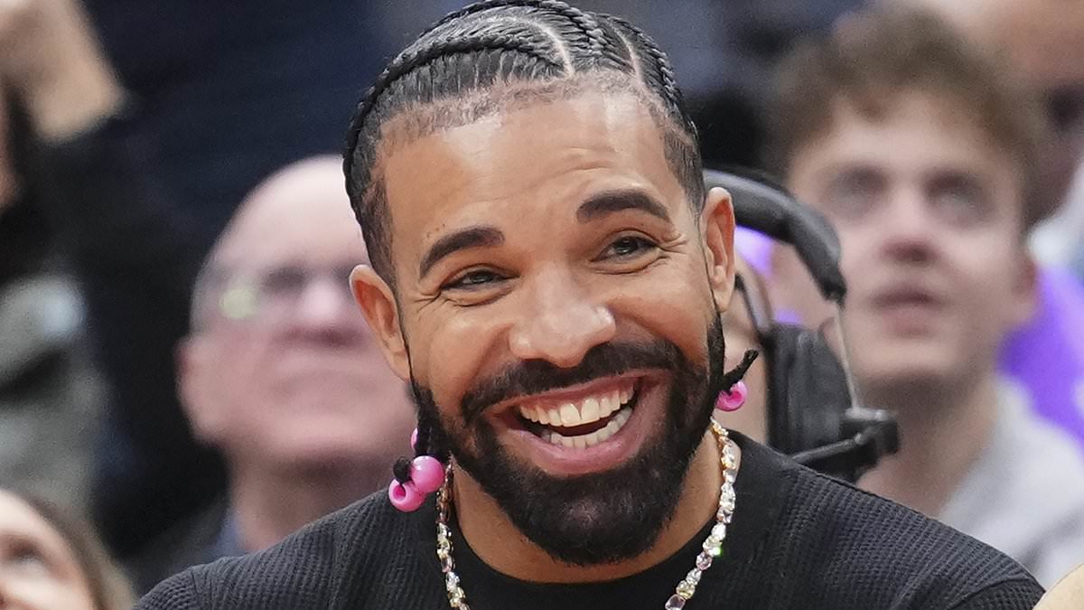 Drake 在说唱歌手享用一杯桃红葡萄酒时，在神秘无人机飞入 Sydney Crown 顶层公寓后袭击了它