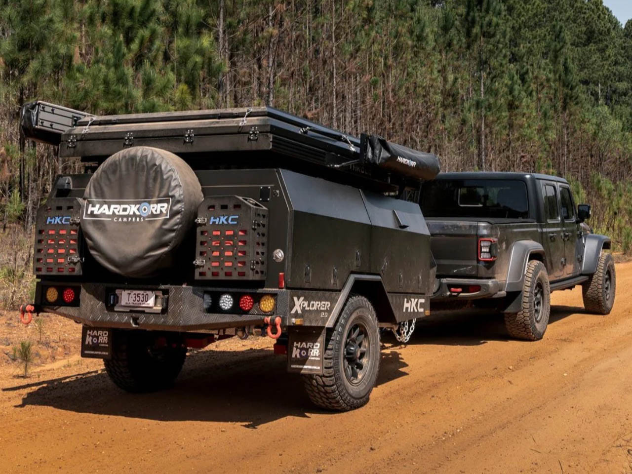 Hardkorr Xplorer 2.3 Family Camper 的充气车顶帐篷可容纳 4 人