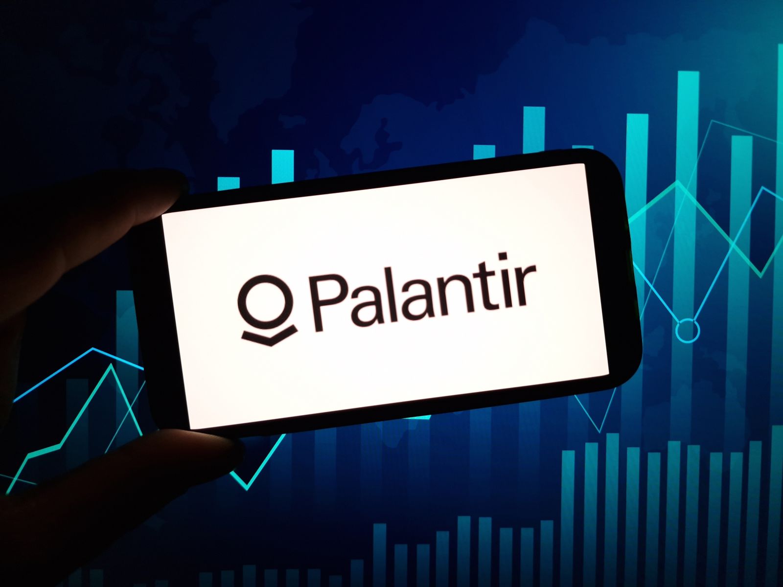 Wedbush 在 Palantir 股票上押注，以迎接 2025 年的“人工智能革命”。你应该现在买吗？