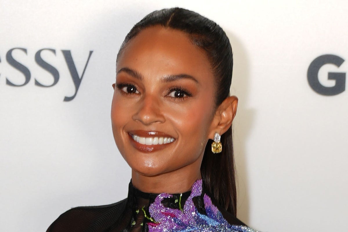 Alesha Dixon “非常努力”地阻止儿童拥有手机