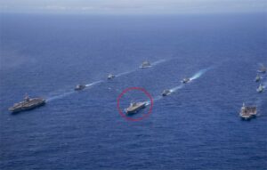 日本海军 JS Kaga 作为轻型航空母舰在菲律宾海域执行首次作战任务
