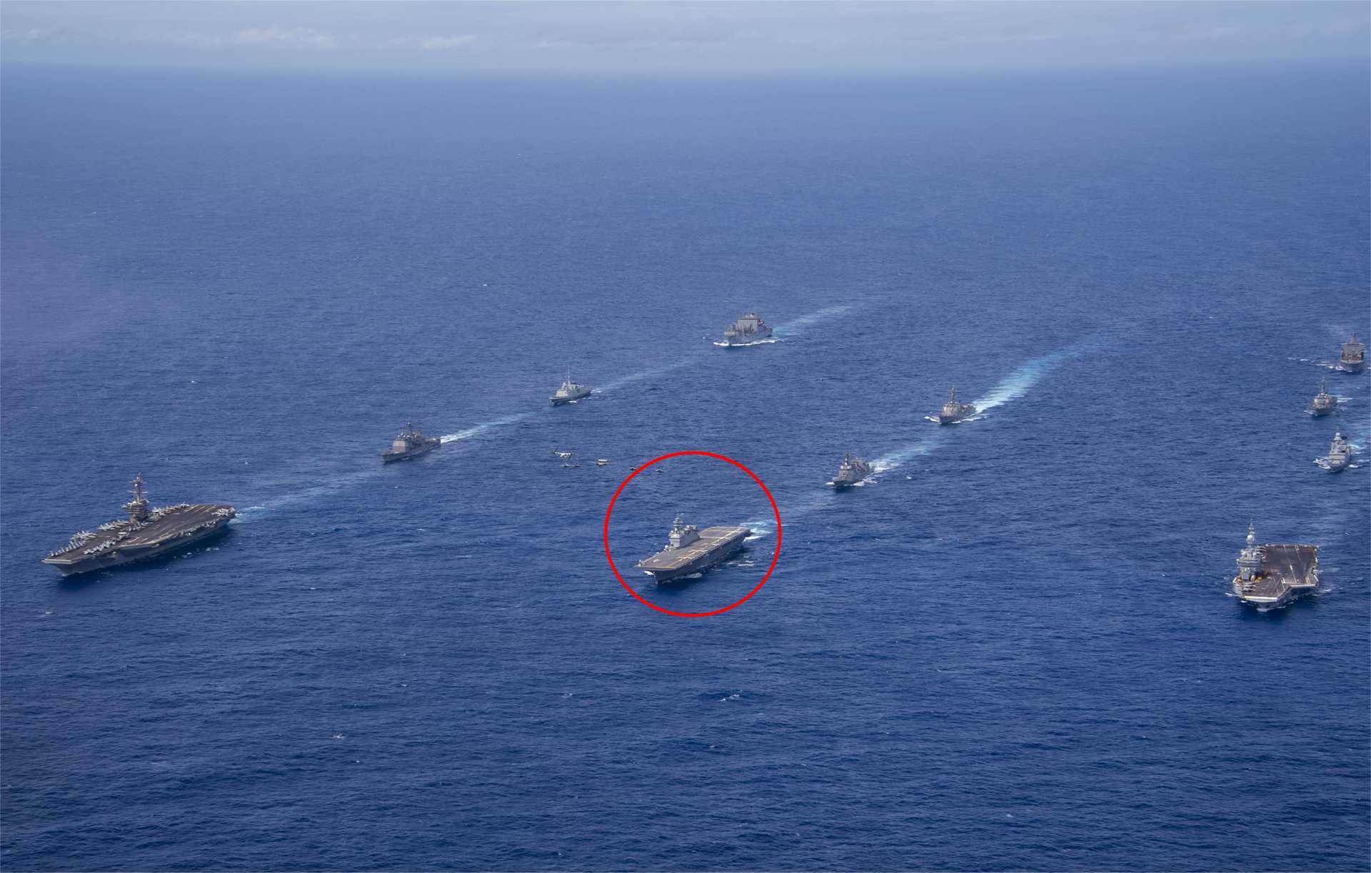 日本海军 JS Kaga 作为轻型航空母舰在菲律宾海域执行首次作战任务