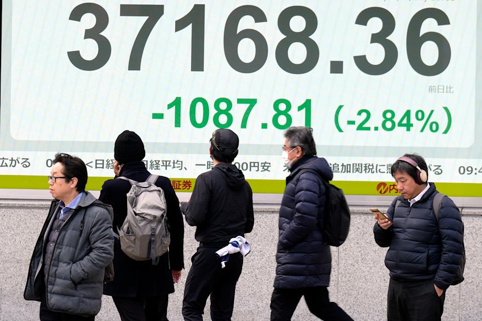 今日股市：亚洲股市下滑，受到人工智能质疑和特朗普关税上调的打击