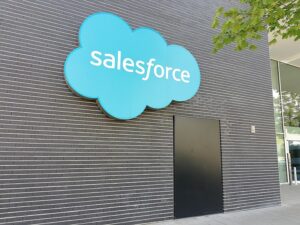 Salesforce 实现强劲的 AI 增长，但对 2026 财年的预测令人失望