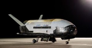 太空部队分享了一张由 X-37B 太空飞机拍摄的地球照片