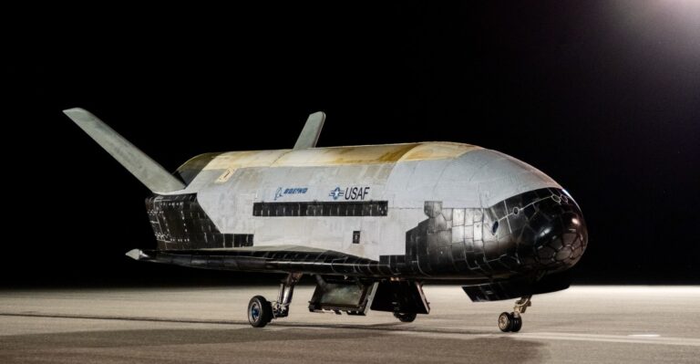 太空部队分享了一张由 X-37B 太空飞机拍摄的地球照片
