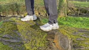 我测试了这些高科技的 Merrell 徒步旅行者，并被他们最大的力量吓了一跳