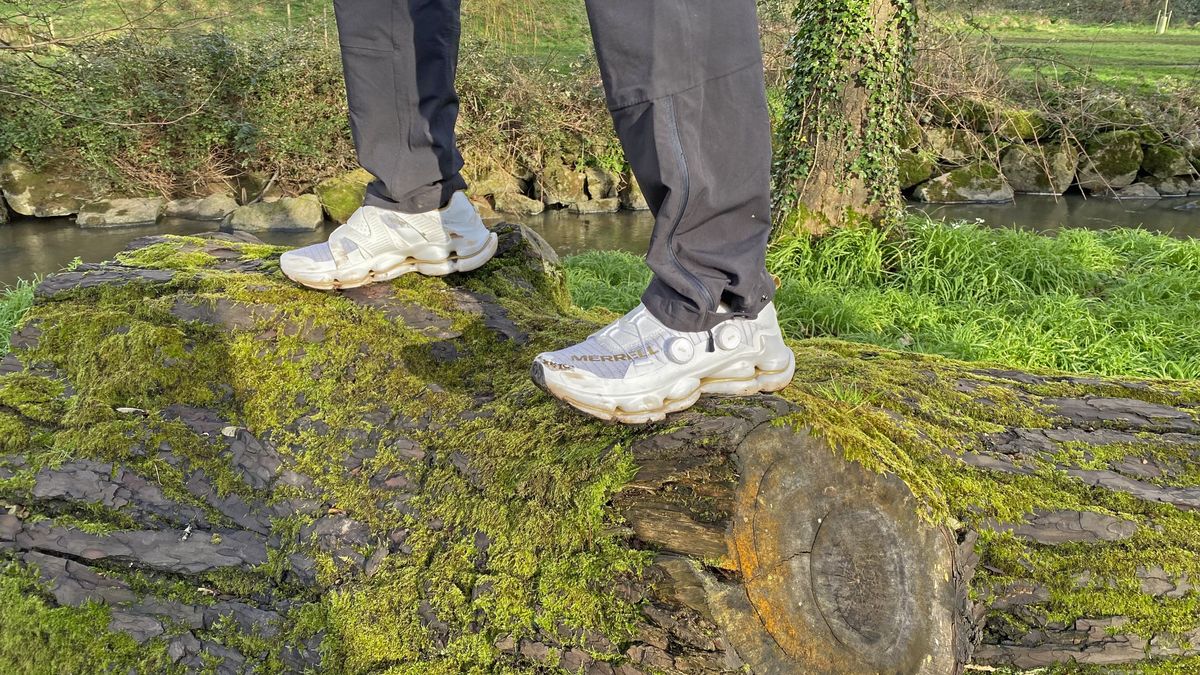 我测试了这些高科技的 Merrell 徒步旅行者，并被他们最大的力量吓了一跳