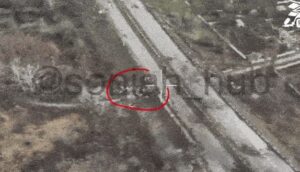 一个俄罗斯步兵小队匆匆忙忙地进入了一个掩体。但一架乌克兰无人机正在监视。一架载有炸弹的乌克兰 MiG-29 正在路上。