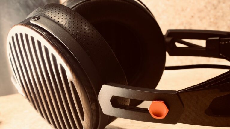 FiiO 的 FT7 旗舰耳机与价格更高的竞争对手展开战斗