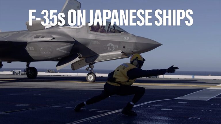 观看美国 F-35 战斗机降落在日本军舰上