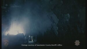 观看：执法人员驾驶无人机穿越怀俄明州 I-80 隧道的遗迹