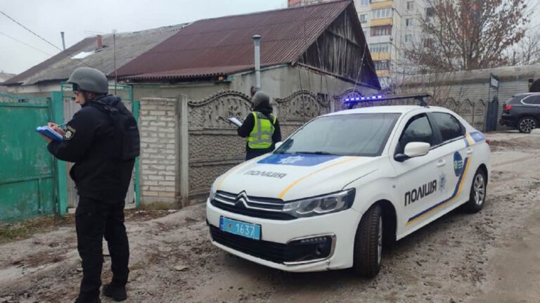 俄罗斯无人机袭击基辅和基辅州：汽车和房屋受损，草地着火 – 照片
